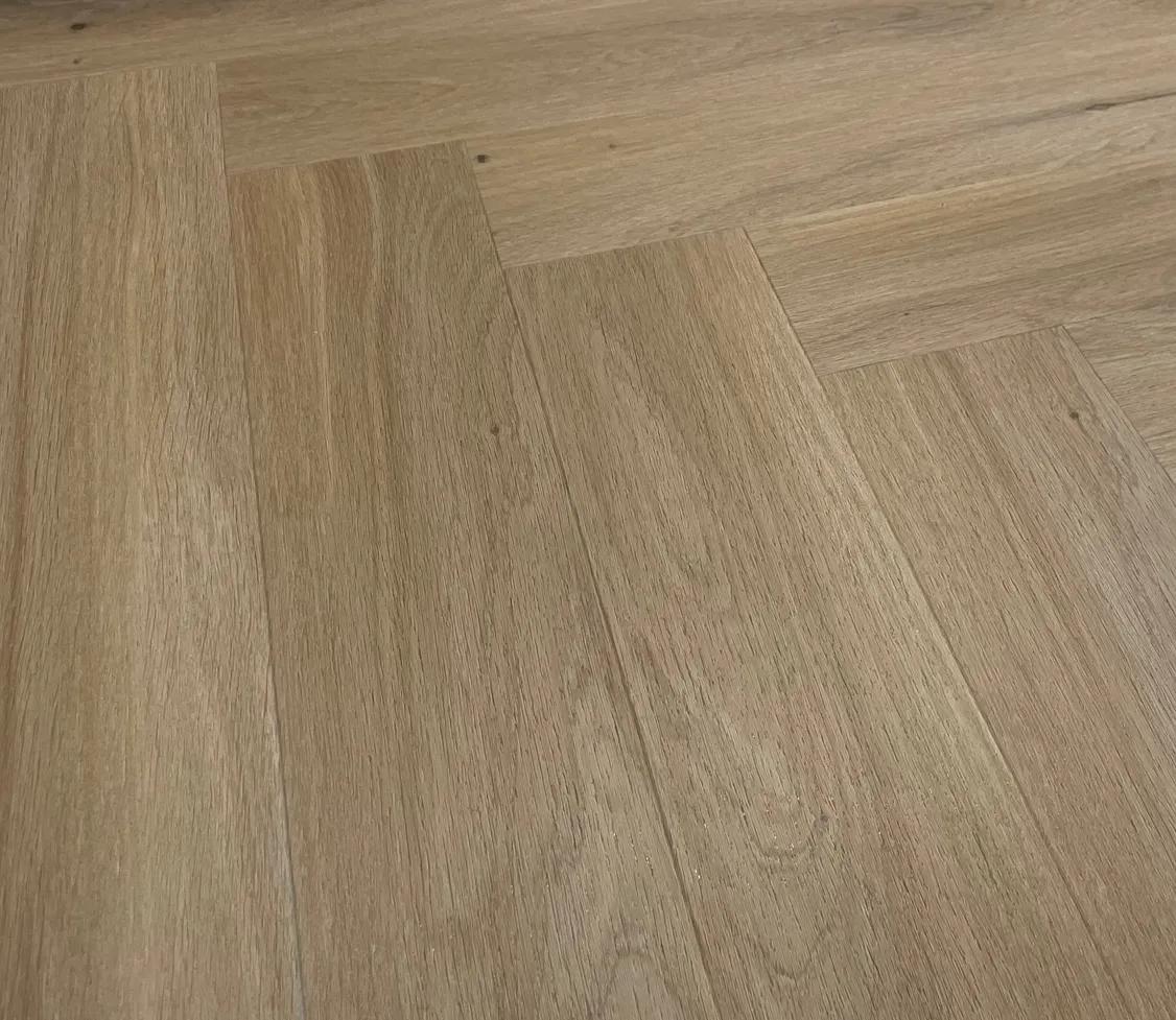 Herringbone vinyl SPC RIGID podlaha 5/0,3 mm s podložkou JÄGERNDORF 625x125 mm (0,937 m2)